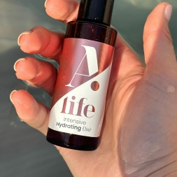 Intensive Hydrating Elixir ➡️ Vaše pleť si zaslouží tu nejlepší péči – zlepšete její elasticitu, rozjasněte ji a dopřejte jí omlazení, které si zaslouží. ???????? www.bonaloka.cz #PrirodniKrasa #Hydratace #RozjasnenaPlet #Omlazeni #bonaloka #astaxanthin